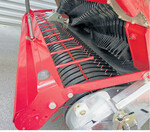 Kunststoff-Streifbleche, stärkere Zinken, ein neuer Rollenniederhalter – Lely hat den XR-Ladewagen neue Ausstattungsmerkmale verliehen. Außerdem gibt es auf Wunsch eine Knickdeichsel-Lageregelung