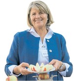Monika Schnez aus Baindt-Sulpach ist seit zehn Jahren als Agrarbotschafterin unterwegs. Oft bewirbt sie dabei das Obst vom Bodensee.