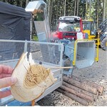 Ideal für den Selbstwerber: der Schneckenhacker Effiter für Schlepper ab 40 PS und mit Anhängeeinrichtung für Autoanhänger. Das Stammholz wird aufgefächert und trocknet so leichter.