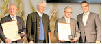 Anton Weber, Roland Ulmer und Peter Wäldle erhielten wie 21 weitere Persönlichkeiten die Staatsmedaille in Gold von Landwirtschaftsminister Peter Hauk (v. l.) überreicht.