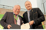 Joachim Hauck erhält die Goldene Ähre des Landesbauernverbands (LBV) von Joachim Rukwied.