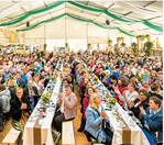 Begeistertes Publikum im Gastronomiezelt.