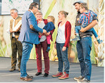 Peter Hauk überreichte Familie Geng die Eduard-Lucas Medaille auf dem Landwirtschaftlichen Hauptfestes in Stuttgart.