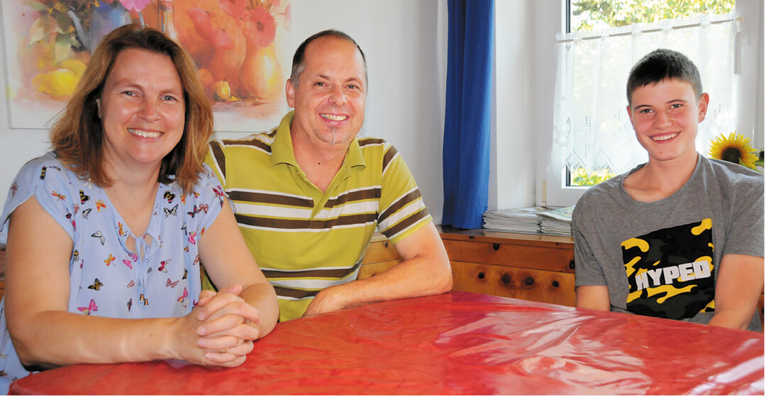 Elvira und Helmut Kibler mit ihrem Auszubildenden Simon Zimmermann. Er arbeitet nicht nur mit auf dem Hof sondern genießt auch den Familienanschluss.