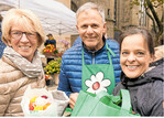 LBV-Vizepräsident Gerhard Glaser mit Kundinnen beim Erntedank-Wochenmarkt vergangenen Samstag vor der Stiftskirche in Stuttgart.