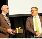 Zum 20-jährigen Arbeitsjubiläum überreichte Vorsitzender Rolf Zobel (r.) Geschäftsführer Dr. Hansjörg Weber ein Präsent und bedankte sich für die hervorragende Zusammenarbeit.