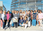 Unter blauem Himmel strahlte die Glaskuppel am Reichstag besonders schön und lud die Ehinger Landfrauen zum Gruppenfoto ein.