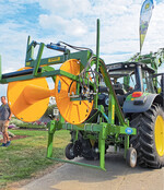 Mit diesem Gerät der italienischen Firma M.O.M. lassen sich Folien wieder vom Feld holen.