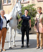 Friedlinde Gurr-Hirsch zu Besuch in Marbach (r.). Hier mit Landoberstallmeisterin Dr. Astrid von Velsen-Zerweck (l.) und der Auszubildenden Annalena Vesper.