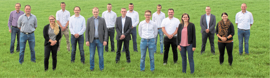 Albert Basler, Leiter der Fachschule für Landwirtschaft und Leiter des Landwirtschaftsamts Biberach (l.), und die Fachschulbeauftragte Patricia Seele (3. v. l.) freuen sich mit den Absolventinnen und Absolventen.