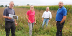 Fachübergreifende Konzepte für die Biodiversität: (v. l.) Dr. Rainer Oppermann, IFAB; Julia Köbele, Bayer; Rainer Knödler, Vertrieb Bayer CropScience Deutschland, und Landwirt Gernot Bolz.