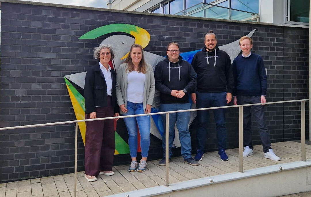 Freuen sich ber die Kooperation mit FarmInsect (v. li.): Dr. Elke Mller-Mussmann (Bereichsleitung Futtermittel GmbH), Sonja Hagemann (Projektleitung Flyvis Farming), Wolfgang Westermeier, Thomas Kuehn (beide Geschftsfhrer FarmInsect) und Julian Hanhart (Projektmanager Futtermittelspezialprodukte (FSP)).