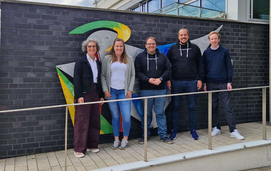 Freuen sich über die Kooperation mit FarmInsect (v. li.): Dr. Elke Müller-Mussmann (Bereichsleitung Futtermittel GmbH), Sonja Hagemann (Projektleitung Flyvis Farming), Wolfgang Westermeier, Thomas Kuehn (beide Geschäftsführer FarmInsect) und Julian Hanhart (Projektmanager Futtermittelspezialprodukte (FSP)).