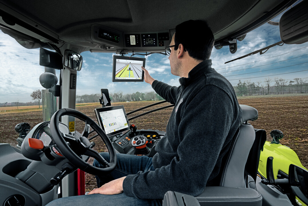 Claas erweitert sein CEMIS 1200 Universalterminal um neue Funktionen und Features. Einen deutlichen Komfortgewinn insbesondere bei Bodenbearbeitung und Aussaat wird dadurch ermöglicht, mehrere Referenzspuren und Feldsegmente anhand der Schlaggrenzen zu definieren.