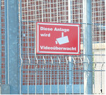 Wird auch der Außenbereich mit Kameras überwacht, muss dieses unbedingt durch ein Schild gekennzeichnet sein. Des Weiteren schrecken solche Schilder auch Unbefugte etwas vom Betreten des Geländes ab.