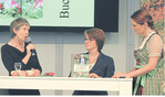 Auf dem Hauptfest stellten Ulla Lachauer (l.) und Barbara Sester (2. v. l.) im Gespräch mit Moderatorin Melanie Britz die Lebensgeschichte der Sesterhofbäuerin und begeisterten Gärtnerin Agnes Sester vor.