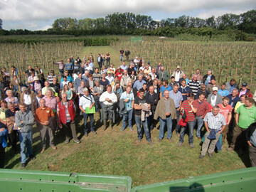 Pflanzenschutz interessiert. Das unterstrich der gute Besuch beim Rundgang in den Obstanlagen am Kompetenzzentrum Bavendorf deutlich