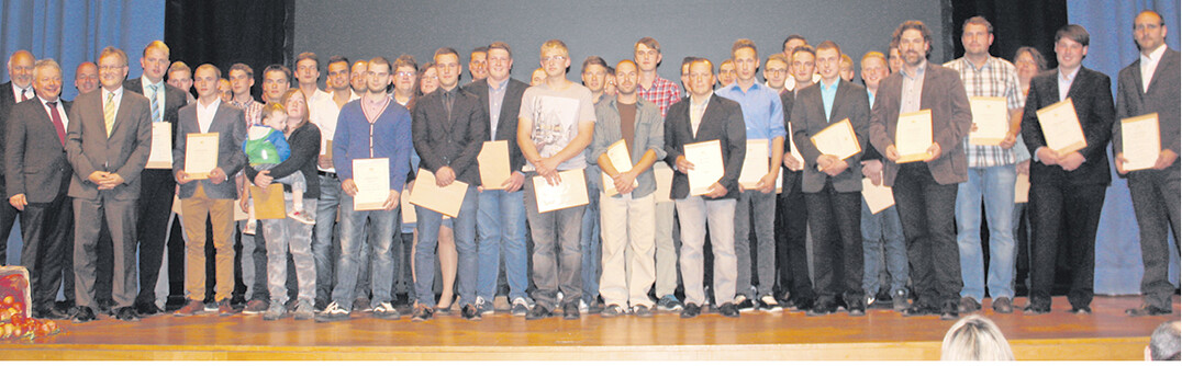 Große Freude über die erfolgreich bestandene Prüfung bei den 237 Gesellinnen und Gesellen, hier im Bild eine Gruppe der Landwirtinnen und Landwirte nach der Urkundenverleihung.