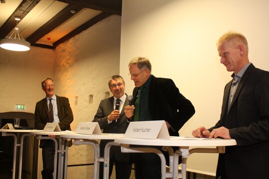 BU: In der Essinger Schloss-Scheune diskutierten mit Dr. Felix zu Lwenstein (l.) Gerhard Glaser vom Landesbauernverband und Hubert Kucher (r.) vom Kreisbauernverband Ostalb unter der souvernen Leitung von Dr. Kurt Mezger (2.v.l.), Abteilungsleiter Landw