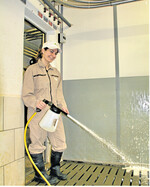 Wasser marsch: Die regelmäßige Reinigung und Desinfektion der Abteile schützt vor der Verschleppung von Krankheitserregern.