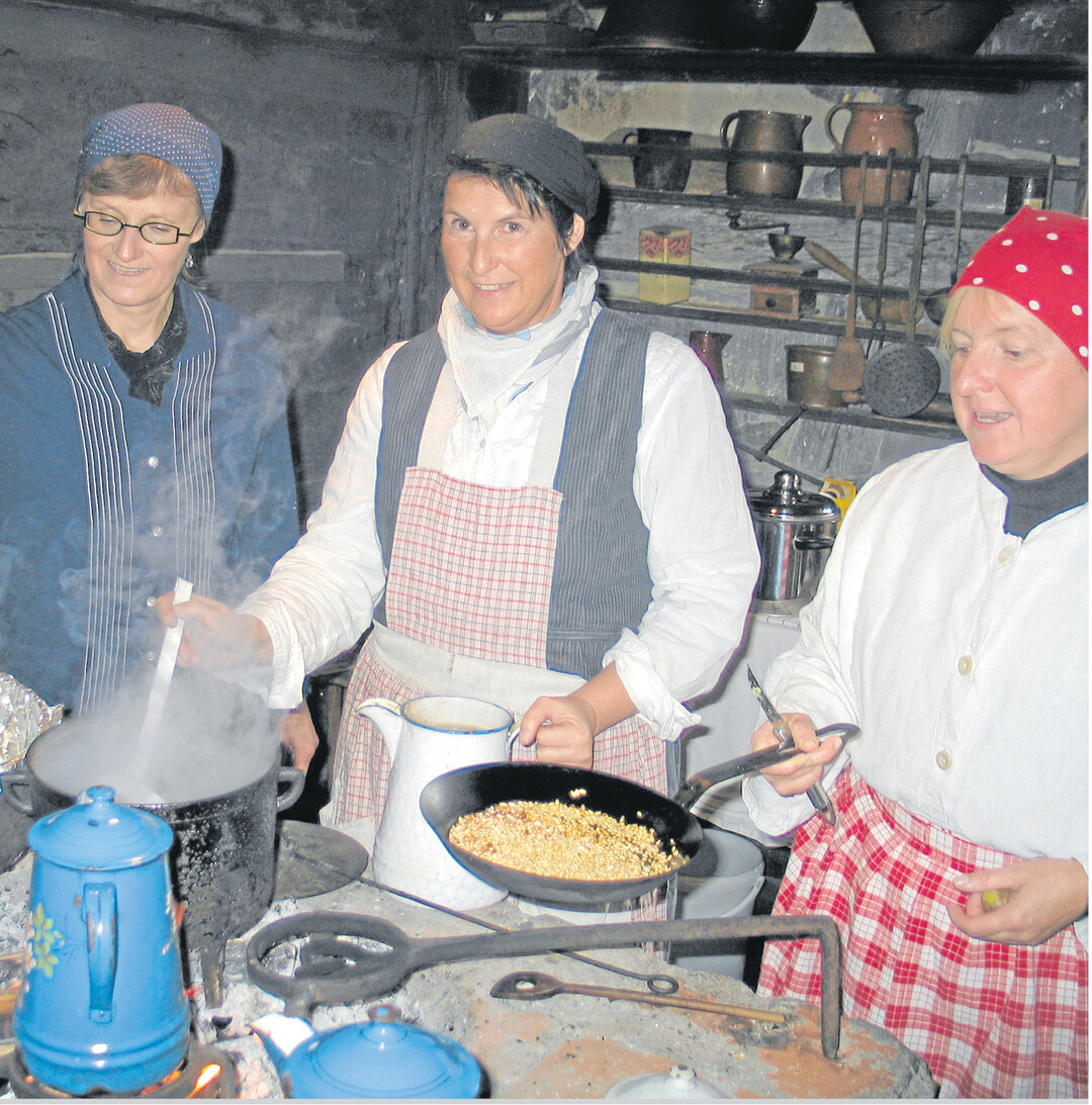 bild der woche Kurz vor Saisonende wirds vom 28. bis zum 30. Oktober im Freilichtmuseum in Neuhausen ob Eck gespenstisch: Bei einer Nachtführung trifft man Gesetzlose, Kriminelle und Waldgeister, ob es im Museum spukt, können die Besucher in einer anderen Führung herausfinden. Traditionell gibt es auch die Raue Kost, bei der es in den Küchen der historischen Häuser kocht und brodelt.