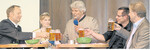 Vom Rohstoff zum Endprodukt – Hopfenpflanzer und Brauer informieren rund um das „grüne Gold": (v. l.) Wolfgang Ruther, Vorsitzender des Hopfenpflanzerverbandes, Hopfenkönigin Regina Mack, Moderator Eberhard Stümpfle, stv. Chefredakteur von BWagrar, Braumeister Michael Schmid von WalderBräu sowie Jürgen Weishaupt, Geschaftsführer des Hopfenpflanzerverbandes.