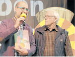 Das Buch „Heilpflanzen-Kuren" überreichte Moderator Bernhard Bitterwolf (l.) einem glücklichen Gewinner aus Mengen-Ennetach.