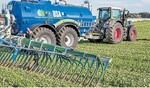 Gülleausbringung per Schleppschlauch (1) oder die direkte Einarbeitung mittels Scheibenegge am Gülletrac (2) sind wirkungsvolle Methoden zur Reduzierung von Ammoniakverlusten.
