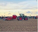 In Ditzingen (Landkreis Ludwigsburg) konnte die Feldvorführung wie geplant durchgeführt werden. Im Produktbereich Sätechnik kamen die angehängte Pronto 6 KR am Fendt 939 und die am 516er angehängte Express 3 R (im Hintergrund) zum Einsatz.