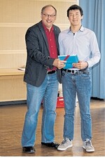 Siegfried Schwab (l.) mit Bekturgan Turatbekov, Praktikant der Familie Rometsch, der das Praktikum als bester kirgisischer Teilnehmer abschloss.