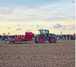 In Ditzingen (Landkreis Ludwigsburg) konnte die Feldvorführung wie geplant durchgeführt werden. Im Produktbereich Sätechnik kamen die angehängte Pronto 6 KR am Fendt 939 und die am 516er angehängte Express 3 R (im Hintergrund) zum Einsatz.
