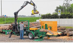 Die Säge-Spaltmaschine SSM 500/24 kann Stämme bis 6,0 m Länge und 50 cm Durchmesser bearbeiten. Zur Materialaufgabe gibt es einen Stammheber und Kran.