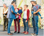 Minister Peter Hauk überreichte Familie Geng die Eduard-Lucas- Medaille auf dem Landwirtschaftlichen Hauptfest in Stuttgart.