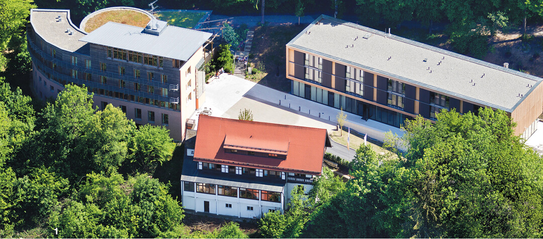 Die Bauernschule aus der Luft mit Fachwerkhaus (Mitte) Haus am Wald (r.) und Haus Seeblick (l.).
