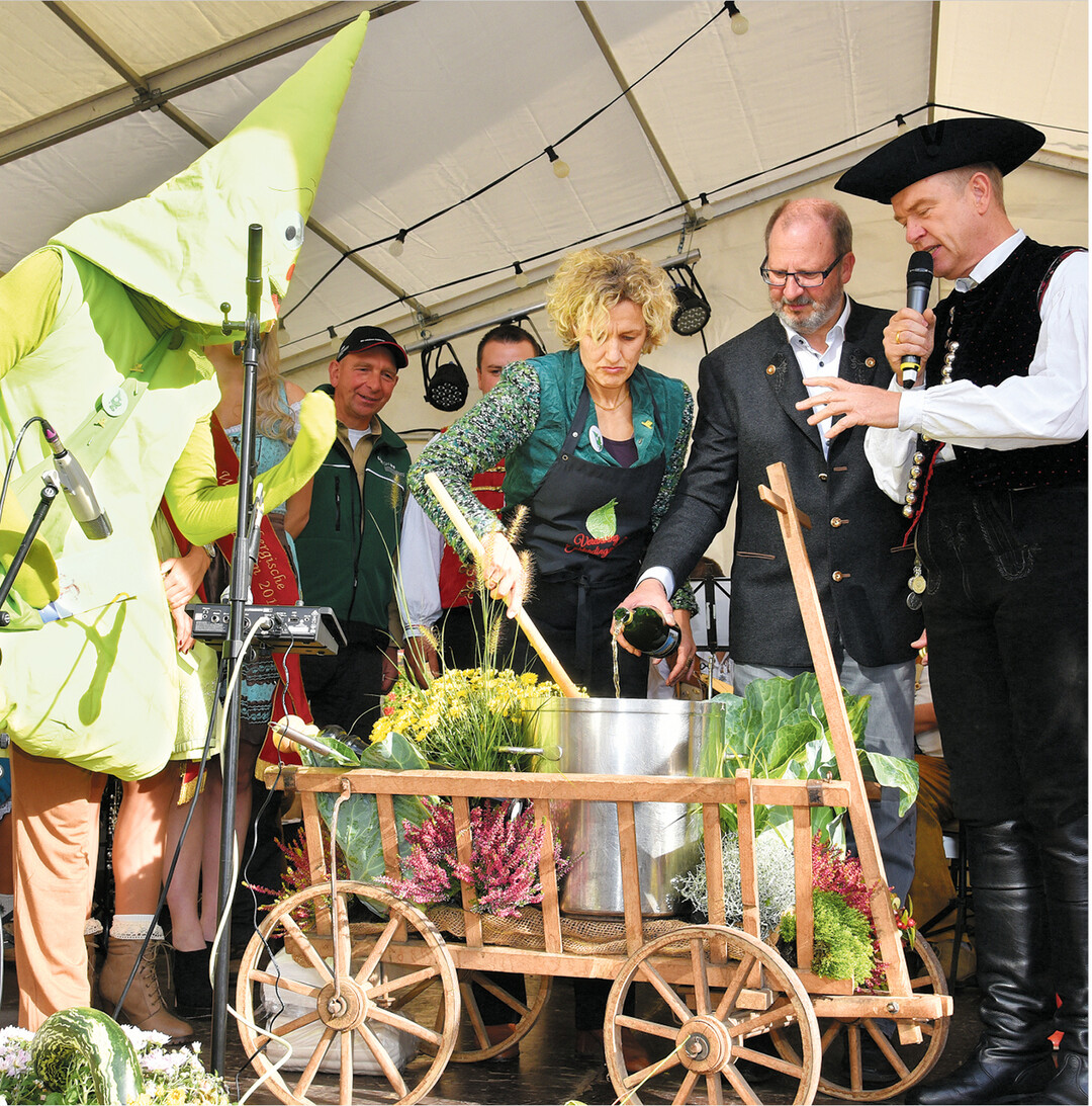 Zum 41. mal laden die Vereine und Gewerbeverbände in Leinfelden-Echter- dingen am 19. und 20. Oktober von 8 bis 18 Uhr zur größten Filderkraut- hocketse auf Straßen und Plätze, in Scheunen und Keller ein. Unter www.myle.de/filderkrautfest gibt es das umfangreiche Festprogramm zum Download und als interaktive Standmap fürs Smartphone. Hier im Bild schmeckt die Erste Bürgermeisterin Eva Noller auf der Krautfestbühne vor dem Rathaus das zarte Gemüse ab.