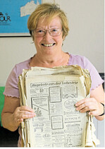 Christl Graf mit der Wochenblattsammlung von ihrem Dachboden.