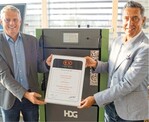 Erfreut über die Auszeichnung: HDG Geschäftsführer Martin Ecker (l.) und Harald Benkert (r.): Wir sind stolz auf die Auszeichnung mit dem PLUS X Award und sehen ihn als Bestätigung der engagierten Arbeit des ganzen HDG Teams."