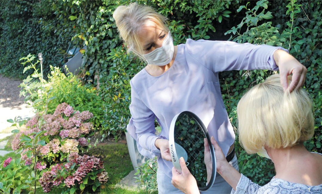 Hinter dem Zweithaarstudio gibt es einen idyllischen Garten. Hier können die Frauen bei Tageslicht ihre ausgewählte Haarfarbe begutachten.