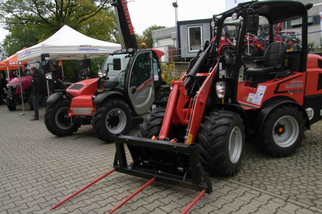 Die in Frankreich ansssige Manitou Group GmbH stellte knickgelenkte Hoflader und die dazu gehrigen Anbaugerte aus, mit denen sich Transport- und Reinigungsarbeiten im und vor dem Stall verrichten lassen.