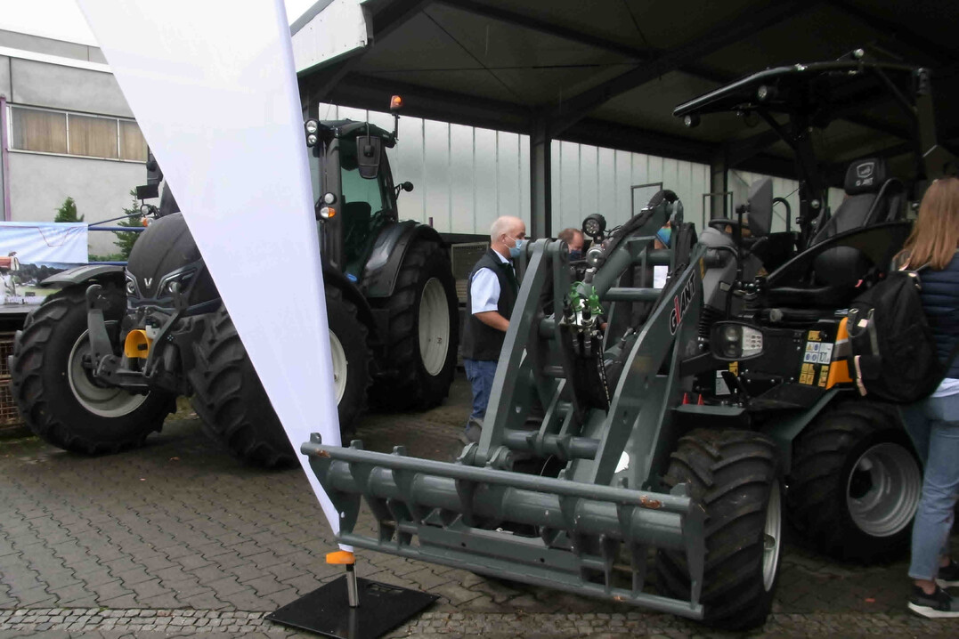 Die in Holland ansssige Maschinenbaufirma Tobroco Giant demonstrierte einen Radlader, mit dem Heu- und Strohballen leicht transportieren werden knnen und fr den zahlreiche Anbaugerte verfgbar sind.