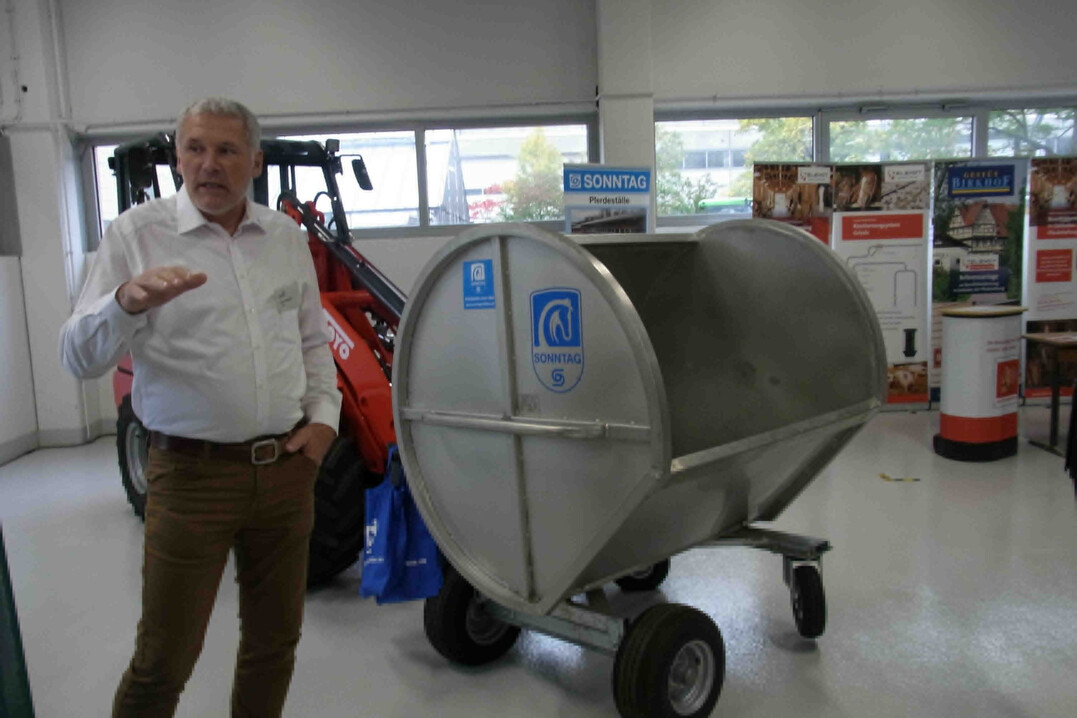 Das Stallbauunternehmen Sonntag stellte verschiedene Kippkulis aus, mit dem das Entmisten der Stlle vereinfacht und weniger krperlich belastend durchgefhrt werden kann.