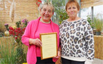 Gabriele Sommer (r.) übergibt Elisabeth Schröder die Urkunde zur Kreisehrenvorsitzenden.
