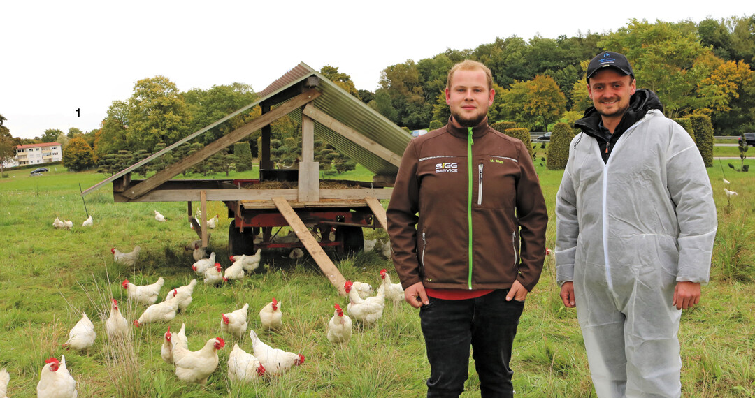 Raphael Lochbühler (r.) beliefert Landwirt Marvin Sigg mit Junghennen und berät ihn bei allen Fragen rund um die Hühnerhaltung.