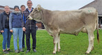 Diese schöne Antonov-Tochter von der Biohof Machleidt GbR, Ochsenhausen, ist der Hauptpreis am Braunviehtag am 30. Oktober. Am Halfter Tobias Buchetmann, DeLaval und die Vorstandschaft des Jungzüchterverbandes.