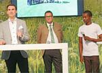 Falk Kullen, Geschäftsführer des AKIs (v. l.), informierte zusammen mit Minister Peter Hauk auf dem Landwirtschaftlichen Hauptfest über die Praktikantenprogramme mit Afrika. Zu Gast war unter anderem Benso Orengo aus Burundi.