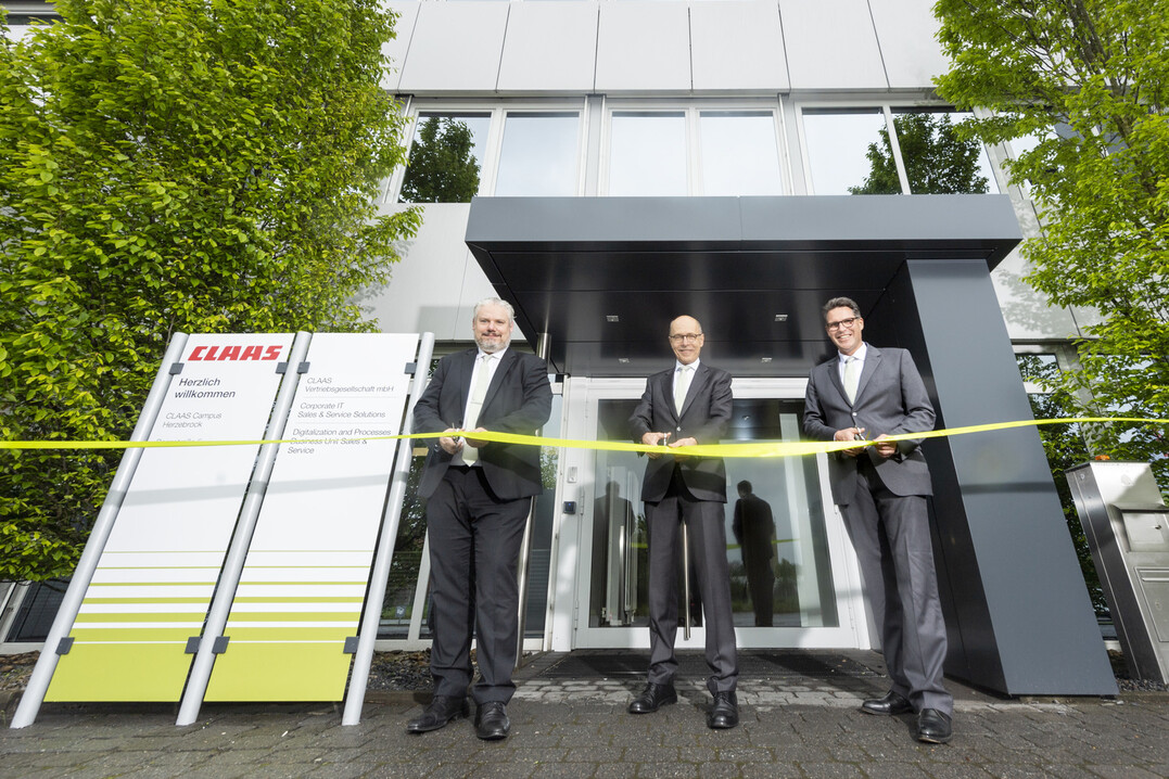 Das grüne Band durchschnitten (von links): Jan Nachtwey (Geschäftsführung CLAAS Vertriebsgesellschaft), Hans Lampert (CLAAS Konzernleitung, verantwortlich für Bilanzen, Controlling und Betriebswirtschaft) und Dr. Benjamin Schutte (Geschäftsführung CLAAS Vertriebsgesellschaft).