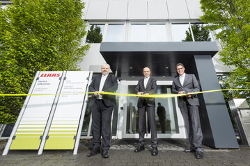 Das grne Band durchschnitten (von links): Jan Nachtwey (Geschftsfhrung CLAAS Vertriebsgesellschaft), Hans Lampert (CLAAS Konzernleitung, verantwortlich fr Bilanzen, Controlling und Betriebswirtschaft) und Dr. Benjamin Schutte (Geschftsfhrung CLAAS Vertriebsgesellschaft). 