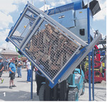 Durch Drehbewegungen wird das Holz im BSR Multisägekorb von Feinteilen befreit.