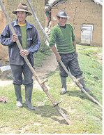 Mit dem Fußpflug wird der Acker für die Kartoffeln vorbereitet.