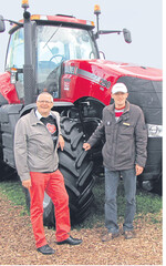 Bürgermeister Siegfried Gröner (l.) und Marktmeister Florian Reiß beim Rundgang über die landwirtschaftliche und gewerbliche Ausstellung.